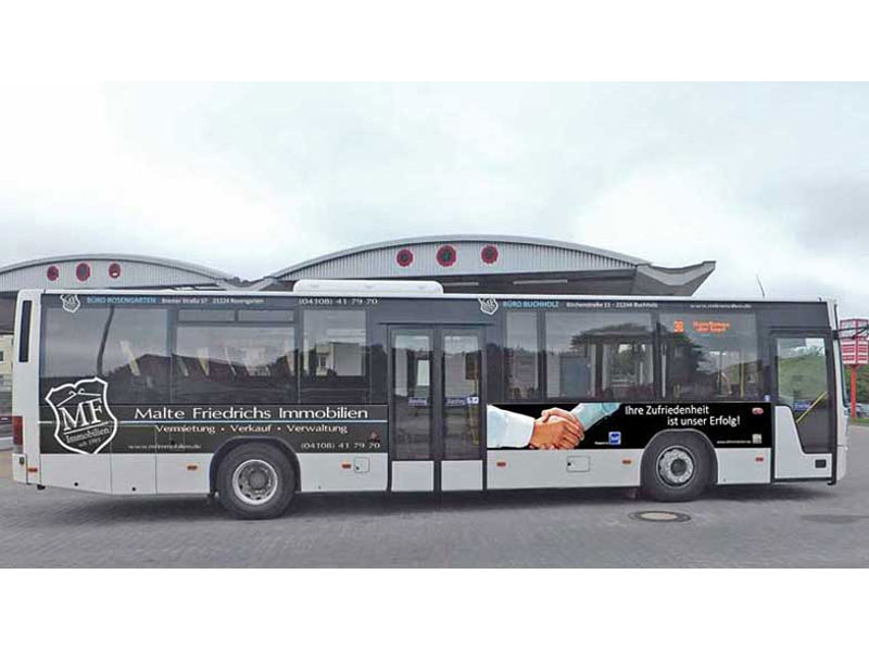 Landkreis-Bus mit Werbung