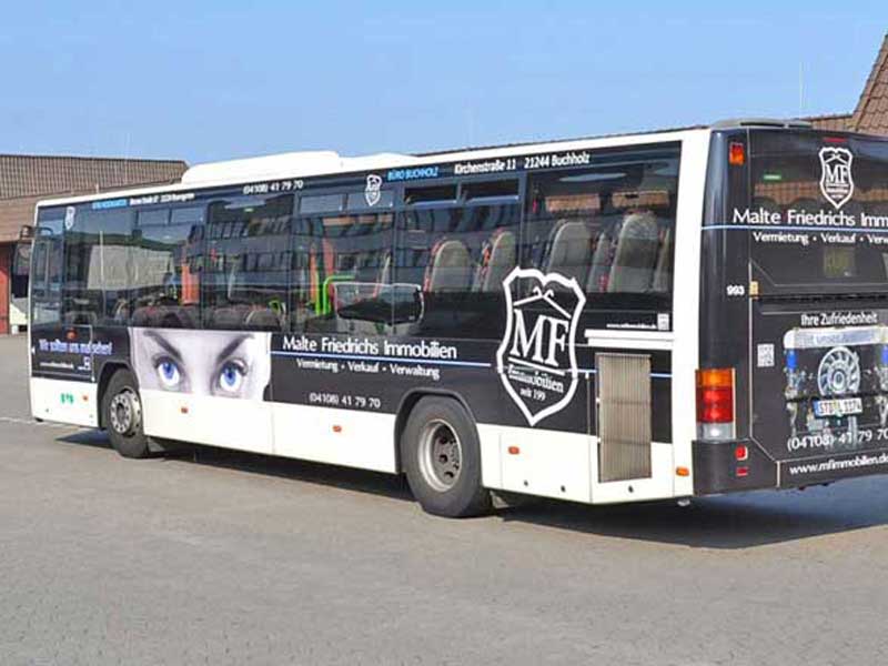 Landkreis-Bus mit Werbung