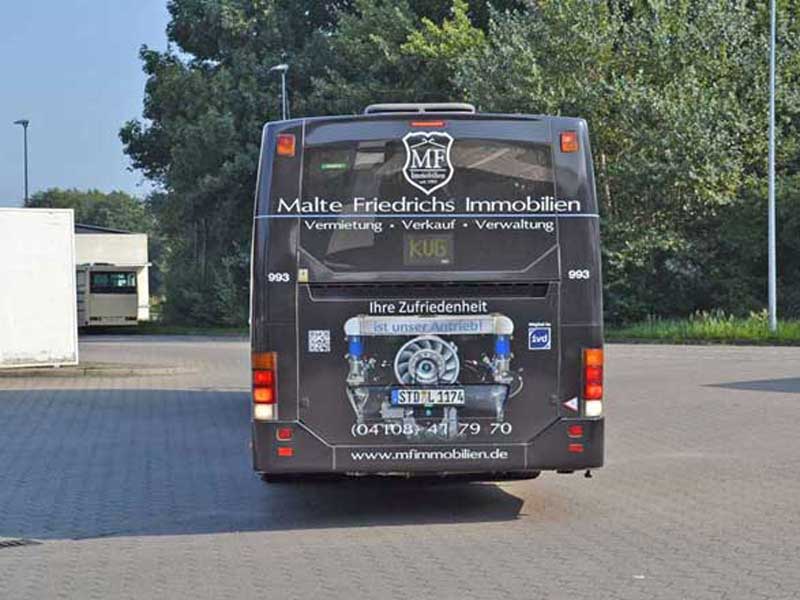 Bus mit Werbung