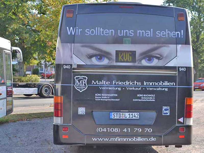 Bus mit Werbung